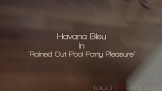 Havana Bleu várja a hatalmas brét