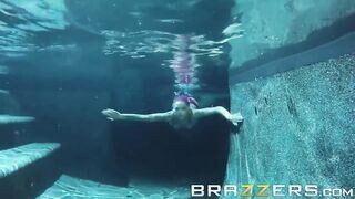 Anna Bell Peaks gondosan popó lyukba rakva