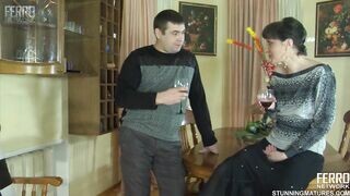 Orosz anyuci a nevelt fiával reszel