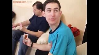 Zsuzsit a kokeró tini pipit partiba nyomják