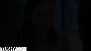 Lana Rhoades seggét egy barna csávó döngeti