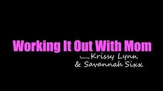 Krissy Lynn és Savannah Sixx a jóga órán