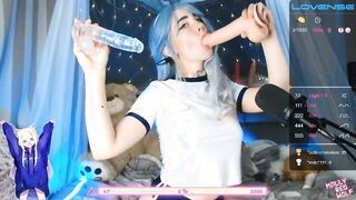 Tini nőci két műpéniszt szop