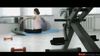 Jogázó tini csajt hancúrozik fenékbe az edő