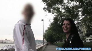 Magyar amatőr tini csajszi pénzért közösül