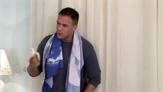 Orosz tini csaj és a kettő bőrös virsli