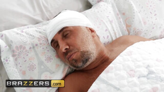 Brazzers - Brooklyn Gray szőrös picsája megkettyintve
