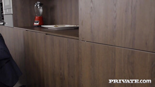 Private - Mona Blue kiborotvált pinája megrakva