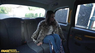 Fake Taxi - Jessy Jey a hátsó ülésen kufircol