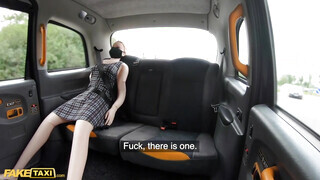 Fake Taxi - Kitetovált popós szuka lovagol