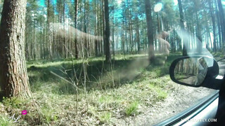 Tini barinő a kocsiban dug