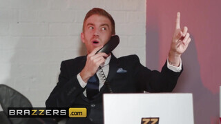 Brazzers - Lucia Love gigászi hímtagot kap az irodában