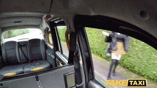 Fake Taxi - Szoknyás tini gádzsi a taxissal kamatyol