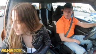Fake Driving School - Eveline Dellai lovagol a jogsi oktató farkán