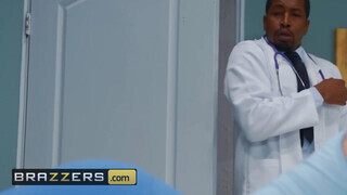 Brazzers - Nina Dee ánuszát a doktor keféli