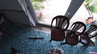 Kitetovált orosz tini csajszika a medencénél reszel