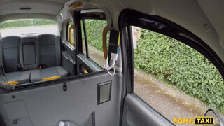 Fake Taxi - Tara Spades melle közé veszi a bájdorongot