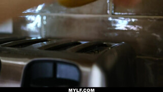 Mylf - Emily Addison a nevelt fiával dug