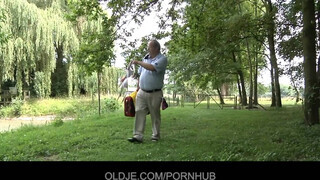 Oldje - Öreg manus dugja a tini kis csajt