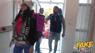 Fake Hostel - Latina csajszi a pasasa előtt kamatyol