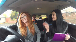 Fake Driving School - pici vörös szuka eltereli az oktató figyelmét
