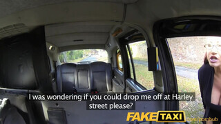 FakeTaxi - termetes cicis Milf szétbaszatja magát a Taxiban