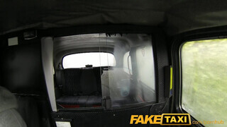FakeTaxi félénk lány extra pénzt szerez