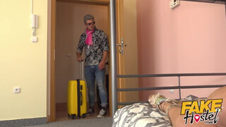 Fake Hostel szűk pinájú olasz maca és kettő fütykös