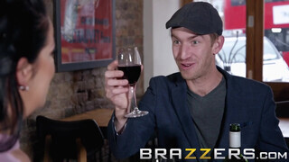 Brazzers - Anissa Jolie élvezi a gigantikus cerkát