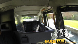 FakeTaxi amerikai félvér pipi kúrni akar