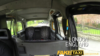 FakeTaxi pornósnak készülő bulkesz megmutatja mit tud