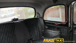 FakeTaxi - bögyös milf cuppanós szája a óriási farkon