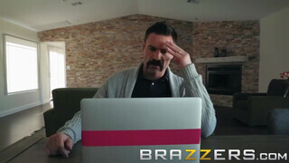 Brazzers - a pici ártatlan tini idősebb faszt kíván