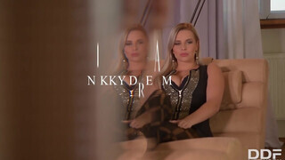 Nikky Dream kívánatos ruhában maszturbál
