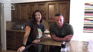 Hot guys fuck - duci faszi legyalázza a pici thai nőcit