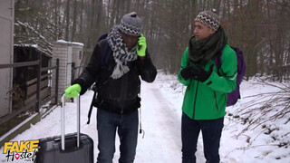 Gigászi kannás tini bige és a turista srácok - Fake Hostel