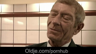 Magyar pornós nőci dug idős krapekkal - Oldje