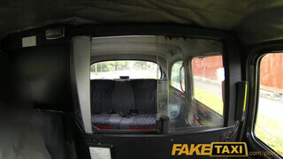 FakeTaxi - Felborotvált fejű punk csajszi bekúrva