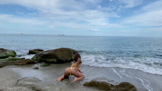 Bikinis nőci beleül a farokba