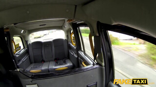 Fake Taxi - Amber Jayne lovagol a taxis péniszén