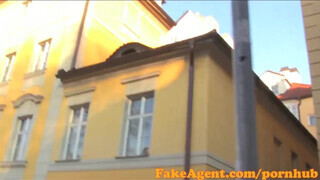 FakeAgent - raven a csábos milf ordítva élvez