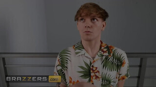 Brazzers - Skylar Snow a irodában hancúrozik