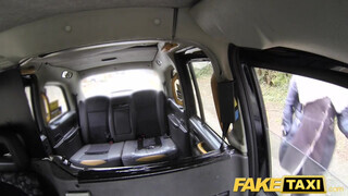 Tetkós ribancok popó lyukba kefélve - Fake Taxi
