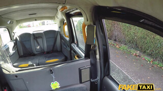 Phoenix Madina kinyalja a taxis popókáját - Fake Taxi