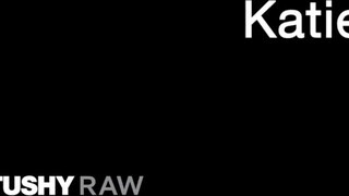 TUSHYRAW - Katie Kush keményen hátsó nyílásba ribi