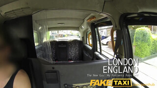 FakeTaxi - Victoria Summers hancúrozik a hátsó ülésen