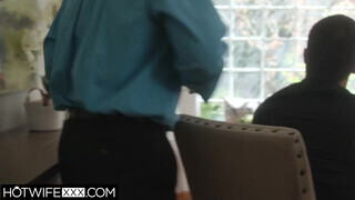 HotwifeXXX - Bunny Colby a férje előtt kamatyol