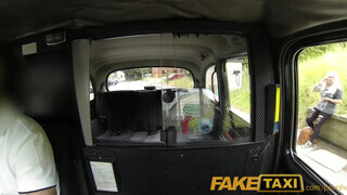Faketaxi - szőrös pinájú milf szuka reszel egyet