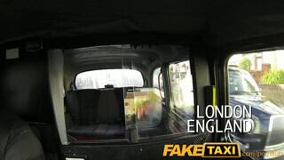 FakeTaxi - fiatal gádzsi orálozza az vén taxist