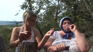 Dagi vidéki nagyi és a tini bula